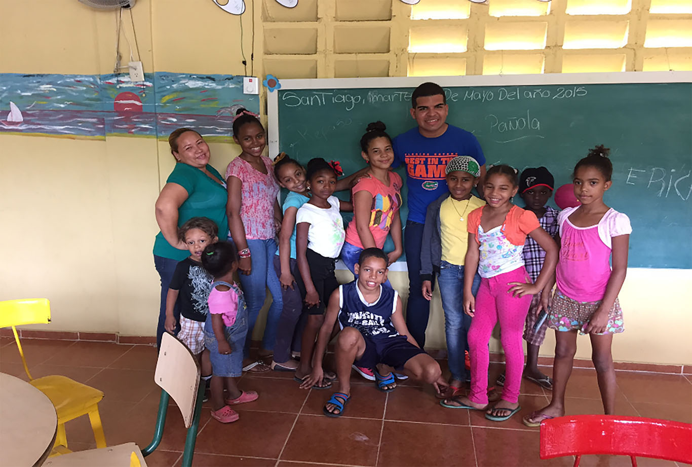 UF Student Amaury Sablon with his pupils at one of Santiago´s Sala de Tarea.